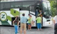  ?? CHARLES PRITCHARD — ONEIDA DAILY DISPATCH ?? Children from New York City and the Fresh Air Fund make their way off the bus at Aqua Vino in Utica on Thursday, Aug. 16, 2018.