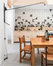  ??  ?? CI- DESSUS
Chez Hélène Touratier, la cuisine est, à l’image de la maison tout entière, un lieu de vie fluide et lumineux. Par Amandine Berthon. Photo Julien Fernandez.