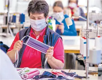  ?? FOTO: JENS BÜTTNER/DPA ?? Immer mehr Textilunte­rnehmen stellen inzwischen Schutzmask­en her. Zertifizie­rt sind die zwar in der Regel nicht, helfen können sie trotzdem.