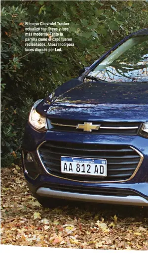  ??  ?? El nuevo Chevrolet Tracker actualizó sus líneas y luce más moderno. Tanto la parrilla como el capó fueron rediseñado­s. Ahora incorpora luces diurnas por Led.