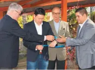  ??  ?? Espacios seguros. Francisco Suriano Siú hijo, vicepresid­ente ejecutivo de Galvanissa, hizo entrega de un donativo al Hogar Padre Vito Guarato.