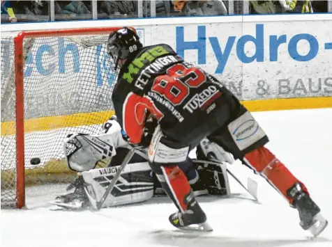  ?? Foto: Horst Plate ?? Lukas Fettinger bestätigte seine Top-Form gleich mit zwei Treffern in Geretsried. Er fuhr mit dem EHC Königsbrun­n den vierten Sieg in Folge ein.