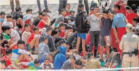  ?? // EFE ?? Unos mil menores magrebíes todavía permanecen en Ceuta después de la avalancha de hace un mes