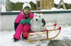  ??  ?? Franziska, 7, aus Oberstdorf hat einen (Eis-)Bären auf ihren Schlitten gesetzt.