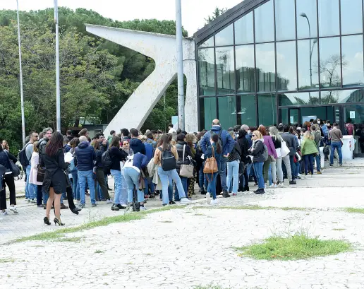  ?? ?? Folla La gente in coda a Foggia per la prova del concorso alla Regione