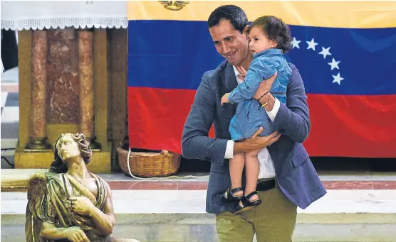  ?? Federico parra/afp ?? Guaidó –con su hija Miranda– fue uno de los jóvenes estudiante­s que desafiaron la reelección indefinida de Chávez en 2007