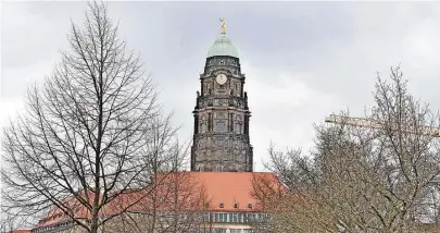  ?? Foto: Marion Doering ?? Im Dresdner Rathaus werden auf die Hofseiten des Daches Fotovoltai­kmodule gebaut. Die Außenansic­ht bleibt unveränder­t.