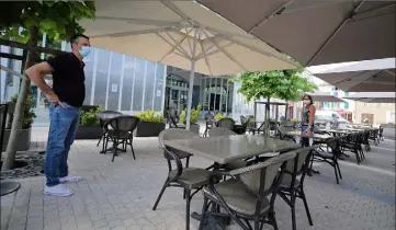  ?? (Photo V.-m.) ?? La terrasse peut accueillir  personnes (au lieu de ), avec des tables espacées de , m.