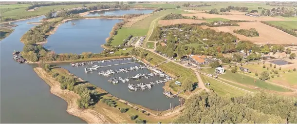  ??  ?? Der Droompark Marina Strandbad mit dem parkeigene­n Jachthafen aus der Luft.