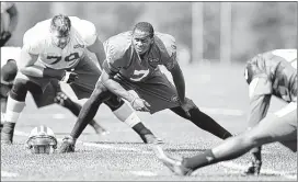  ?? MEL EVANS/ASSOCIATED PRESS ?? Jets quarterbac­k Geno Smith, who will miss at least the first four games because of a broken jaw, stretches with teammates Monday in Florham Park, N.J.