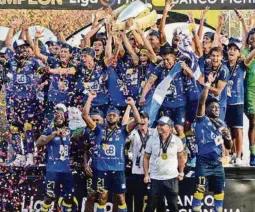  ?? ARCHIVO ?? kLos futbolista­s y el cuerpo técnico del Delfín en la celebració­n del título 2019.