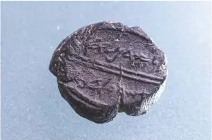  ?? (Eliyahu Yanai/City of David Archives) ?? THE SEAL, reading: ‘Adoniyahu Asher Al HaBayit.’