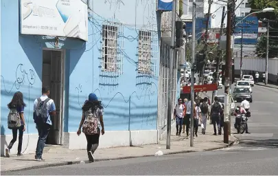  ??  ?? Bairro é movimentad­o, e o trecho mais perigoso é entre o Colégio Salesiano e o Bompreço de Nazaré