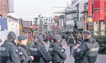  ?? FOTO: DPA ?? Auf das Oberhausen­er Einkaufsze­ntrum Centro, eines der größten in Europa, war möglicherw­eise ein Anschlag geplant. Die Polizei sicherte das Gelände.