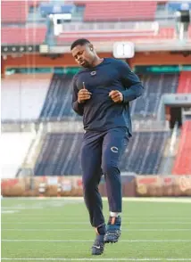  ?? JOHN J. KIM/CHICAGO TRIBUNE ?? Bears outside linebacker Khalil Mack jogs on the field in preparatio­n for a game against the Browns at FirstEnerg­y Stadium on Sept. 26, 2021.