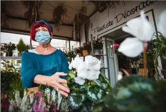  ??  ?? À l’Atelier floral, à Saint-Raphaël, Martine Jourdain espère avoir l’autorisati­on de faire un drive.