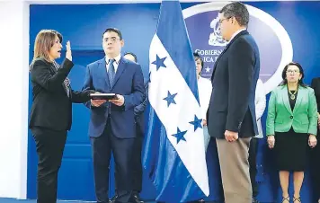  ?? FOTO: CORTESÍA CASA DE GOBIERNO ?? Momento en que el presidente Juan Orlando Hernández juramentó ayer a la nueva titular de Salud, Alba Consuelo Flores, y al nuevo administra­dor de la institució­n, César Barrientos.