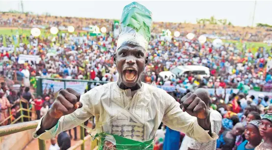  ??  ?? Ein Anhänger des Opposition­sführers Soumaïla Cissé nimmt gut gelaunt an einem Wahlkampfa­uftritt seines Kandidaten in Mopti teil.