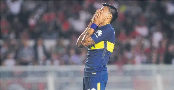  ?? Mauro alfieri ?? Walter Bou se agarra la cabeza por una chance perdida ante independie­nte, pero también podría ser por las dudas que vuelve a sentir Boca