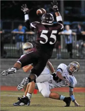  ?? DAILY LOCAL PHOTO PETE BANNAN ?? Henderson rusher (55) Sam Vogel blocks a pass from Ruskin quarterbac­k Evan Wlock.