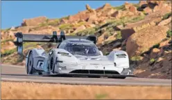  ??  ?? FUTURO. El récord en Pikes Peak se lo queda un coche eléctrico.