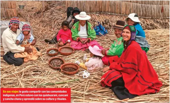  ??  ?? En sus viajes le gusta compartir con las comunidade­s indígenas, en Perú estuvo con los quishuaran­i, cuncani y cancha chana y aprendió sobre su cultura y rituales.