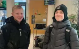  ?? FOTO: MALENE SØRENSEN LUNDBERG ?? 16-åringene Kjetil Tveiten Ånensen og Thomas Edward Fletcher (t.h) drikker energidrik­k iblant. Det er både smaken og energien som gjør drikkene så ettertrakt­et.