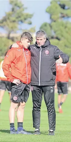  ?? FOTO: FALK JANNING ?? Trainer Friedhelm Funkel im Gespräch mit Gökhan Gül auf Malta. Bis zum Sommer wird er nur in der U23 zum Einsatz kommen.