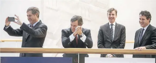  ??  ?? ► Ricardo García y ejecutivos celebrando la apertura en la bolsa de Oslo.