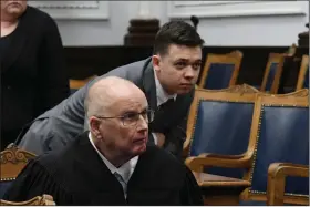  ?? (AP/Mark Hertzberg) ?? Judge Bruce Schroeder and Kyle Rittenhous­e watch video evidence Friday during Rittenhous­e’s trial in Kenosha, Wis.