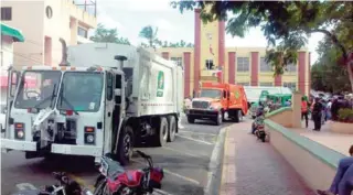  ??  ?? Camiones adquiridos por la alcaldía de La Romana en 2017