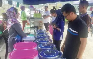  ??  ?? (gambar atas) PENIAGA menjual lauk-pauk di dalam bekas berpenutup untuk memastikan makanan tidak terdedah kepada habuk dan kotoran lain.