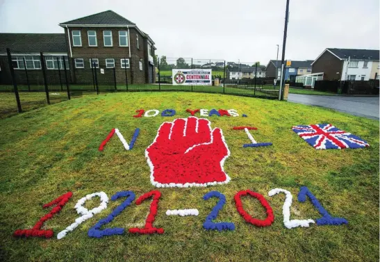  ?? AP ?? Mural para celebrar el centenario de Irlanda del Norte en la localidad de Newtownabb­ey, al norte de Belfast