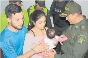  ?? JESÚS RICO ?? Jorge Luis Olivares y María Olga Olivares reciben a su hija de manos del general Mariano Botero.