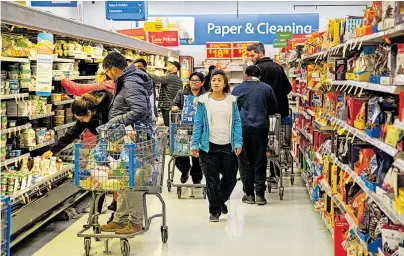  ?? [ Reuters ] ?? Einzelhänd­ler wie Walmart scheinen weniger unter der Krise zu leiden. Ihre Aktien sind dafür kaum billiger geworden.