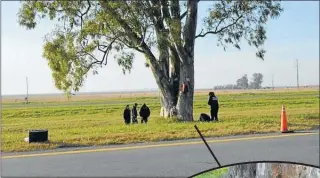  ?? CEDOC PERFIL ?? MACABRO. El cádaver calcinado de la mujer fue hallado al lado de un árbol. Sólo tenía una remera y medias. Sospechan que el crimen ocurrió en otro lugar.