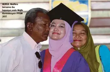  ??  ?? NURUL Nadhira bersama ibu bapanya pada Majlis Konvokesye­n PPUM 2017.