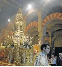  ?? JUAN AYALA ?? Procesión del Corpus en el interior de la Mezquita-Catedral.