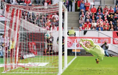  ?? FOTO: IMAGO ?? Der passt genau: Union Berlins Torhüter Jakob Busk streckt sich vergeblich nach Marcel Sobottkas Schuss, der zum 1:0 für Fortuna einschlägt.