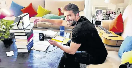  ?? DIARIO INFORMACIÓ­N ?? El cantante malagueño Pablo Alborán, en su casa familiar de Benalmáden­a.