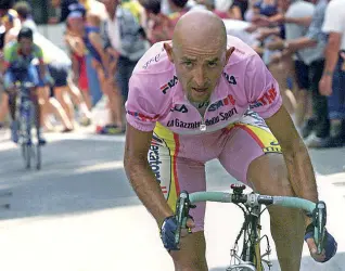  ??  ?? In gara Una foto di Marco Pantani con la maglia rosa. A 17 anni di distanza emergono nuove verità sui controlli a Campiglio