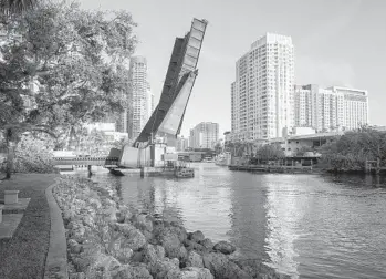  ?? MICHAEL LAUGHLIN/SOUTH FLORIDA SUN SENTINEL ?? The bridge on the New River in Fort Lauderdale remained up Tuesday.