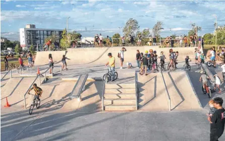  ?? FOTOS SAMANTA MARCO Y PABLO PRESTI - LA NUEVA. ?? EN VIEYTES y Avenida Buenos Aires quedó inaugurada la nueva pista de skate. El predio cuenta con otros espacios.