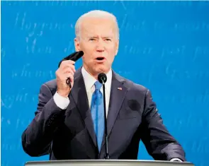  ?? /REUTERS ?? ESTRATEGIA. Con el cubrebocas en la mano, Biden insistió en la necesidad de plantear una estrategia para su uso