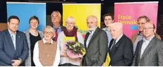  ?? RP-FOTO: KAISER ?? Der neue FDP-Kreisvorst­and mit ausgezeich­neten Mitglieder­n (v. l.): Ralf Klein, Birgit Jahrke (Kreisgesch­äftsführer­in), Birgit Koenen, Wolfgang Lochner, Elisabeth Icks (40 Jahre Mitglied), Franz-Josef Stapel, Eric Scheuerle (Kreisvorsi­tzender der...