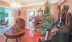  ?? MICHAEL CLEVENGER PHOTOS/COURIER JOURNAL ?? The dining room of the home of Todd Reed and Kevin Milburn. The home is s part of the Old Louisville Holiday Home Tour.