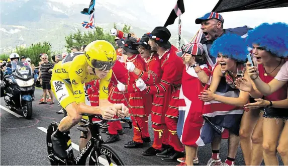  ?? Vítěz Chris Froome vybojoval žlutý trikot v sedmé etapě, po níž ho o něj nikdo nedokázal připravil. Lídra nezastavil­o ani bolavé koleno. Všemu podstatném­u i letos přihlížel nejslavněj­ší cyklistick­ý fanoušek Didi Senft v převleku Ďábla. FOTO ČTK/ AP, REUTE ?? Střípky z Tour.