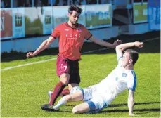  ?? FOTO: CHRISTIAN METZ ?? Bergs Arne Kittel (links) zeigte zu Beginn gegen den VfB Friedrichs­hafen (Nicolai Weissenbac­her) eine starke Partie – der TSV setzte sich mit 1:0 durch.