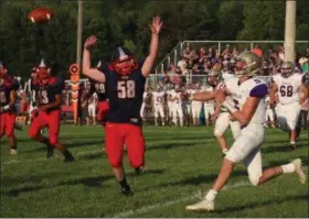  ?? NICHOLAS PFEIFER — THE MORNING JOURNAL ?? Oberlin’s Riley Horning pressures Vermilion quarterbac­k Seth Hurd as he passes on Aug. 24.