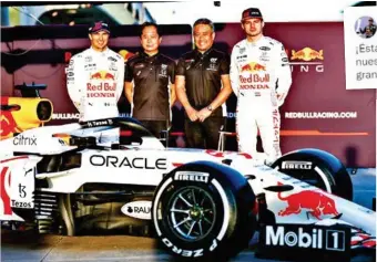  ?? ?? TRIBUTO. Este fin de semana se debió disputar el Gran Premio de Japón, pero por la situación de la pandemia se canceló, y en Red Bull decidieron pintar de blanco sus dos monoplazas en honor a la marca nipona Honda, la cual es la proveedora de los motores.